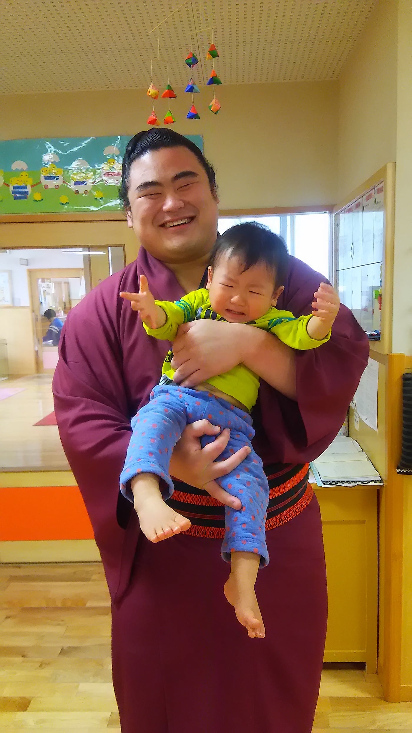 お相撲さんと 赤ちゃん